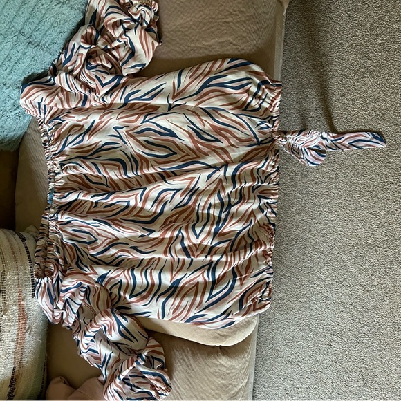 Super stylish Cece blouse with a slight tear in the middle that is hard to see. - Picture 1 of 3